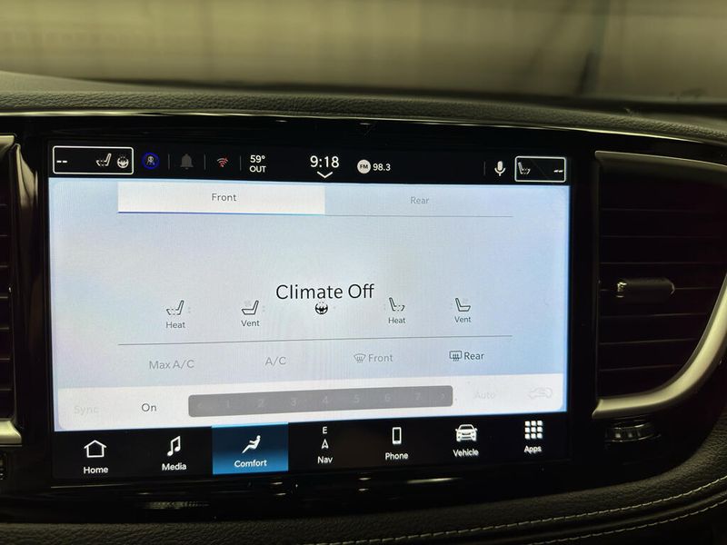 New 2027 Chrysler Pacifica Limited AwdImage 16