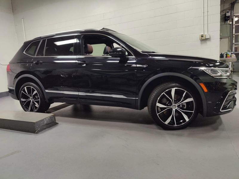 Used 2024 Volkswagen Tiguan AWD SEL R-Line w/Sunroof/NavImage 3