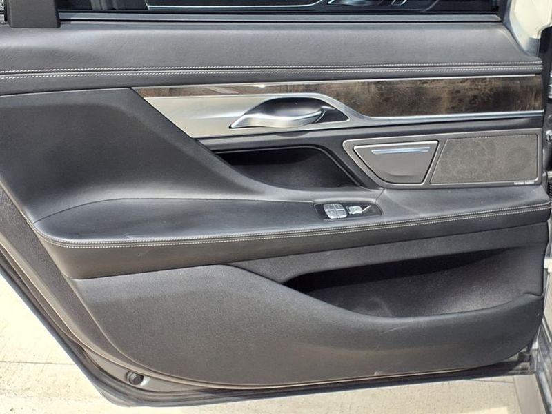 2016 BMW 7 Series 750iImage 19