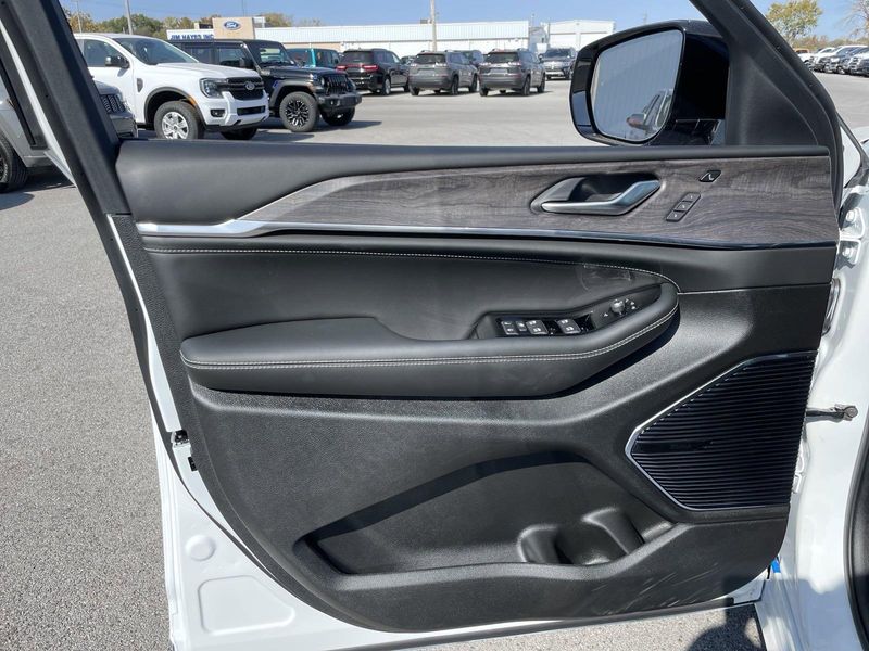 2024 Jeep Cherokee 4xe Overland photo 9
