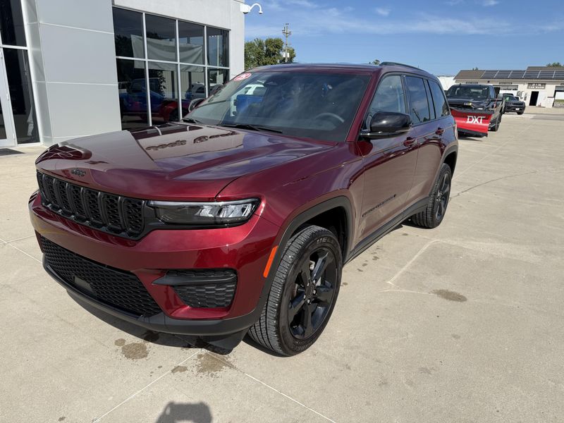 Used 2025 Jeep Grand Cherokee AltitudeImage 32