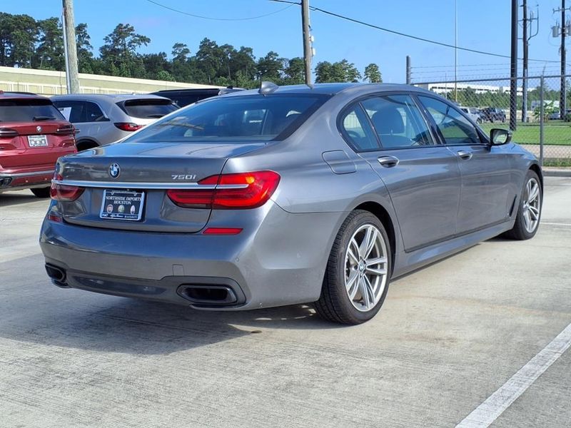 2017 BMW 750i 750iImage 2