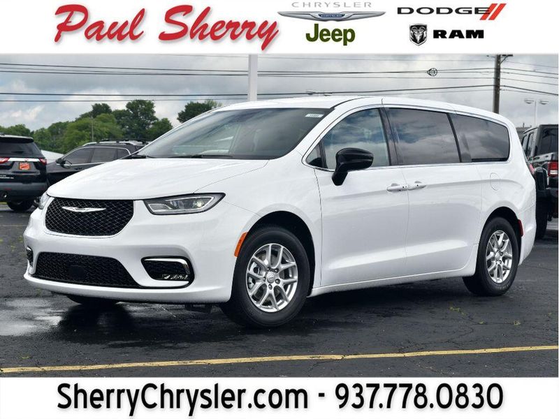 New 2025 Chrysler Pacifica SelectImage 1