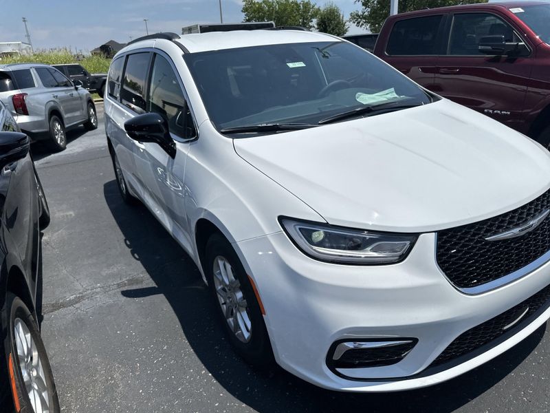 New 2025 Chrysler Pacifica SelectImage 3
