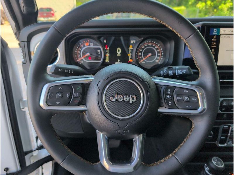 Used 2025 Jeep Wrangler SaharaImage 22
