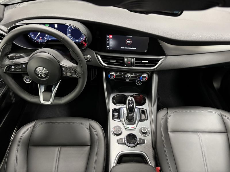 2024 Alfa Romeo Giulia Ti Q4 AWD w/Sunroof/Nav/Activ AsstImage 18