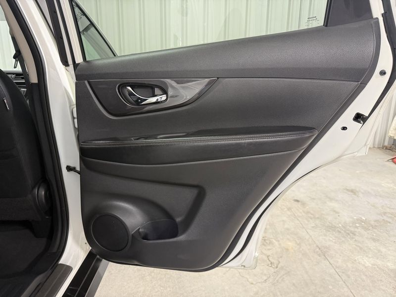 Used 2018 Nissan Rogue SVImage 11