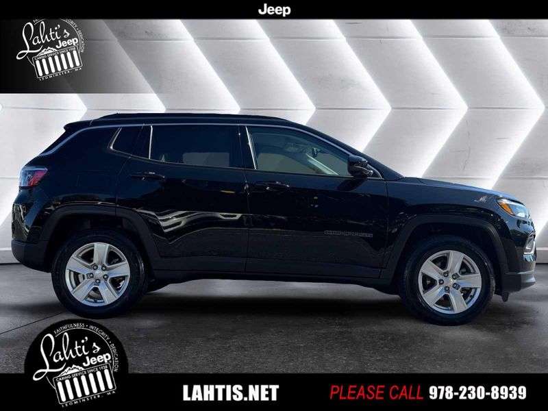 2022 Jeep Compass Latitude photo 2