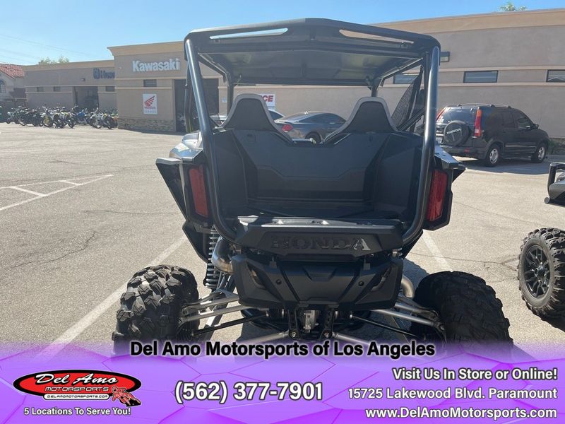 2022 Honda SXS10S2RDLN  in a TONIC YELLOW PEARL exterior color. Del Amo Motorsports of Los Angeles (562) 262-9181 delamomotorsports.com 