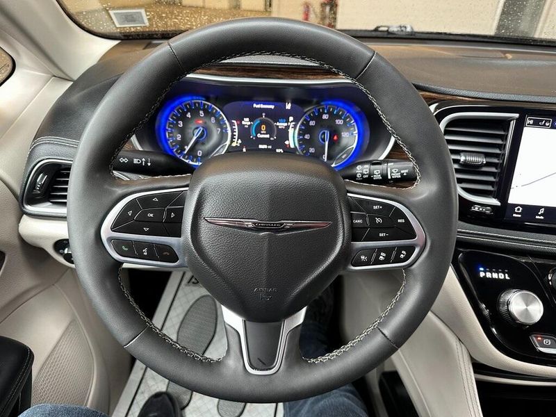 2023 Chrysler Pacifica LimitedImage 2