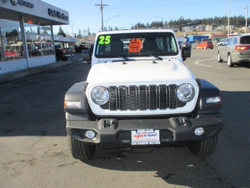 2025 Jeep Wrangler 4-door SaharaImage 3