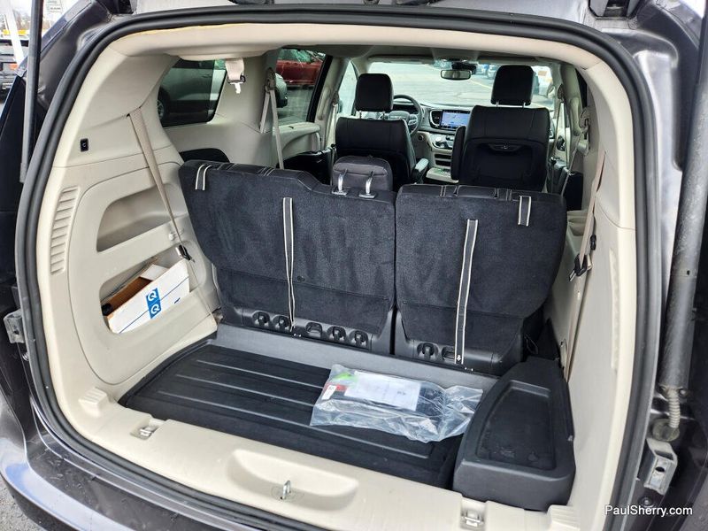 Used 2022 Chrysler Pacifica Touring L