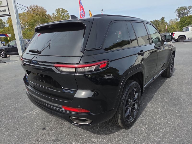 2023 Jeep Cherokee 80th Anniversary Edition photo 3