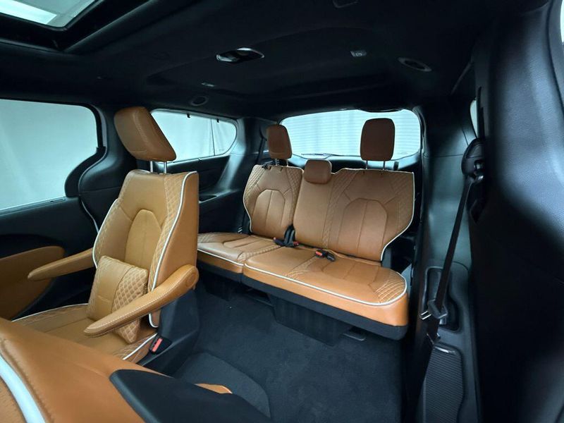 New 2026 Chrysler Pacifica Pinnacle AwdImage 14