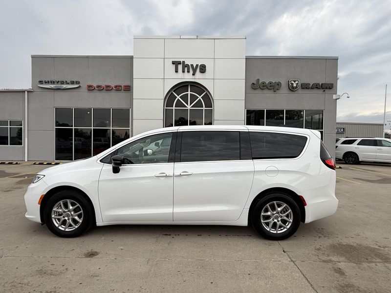 Used 2024 Chrysler Pacifica Touring LImage 29