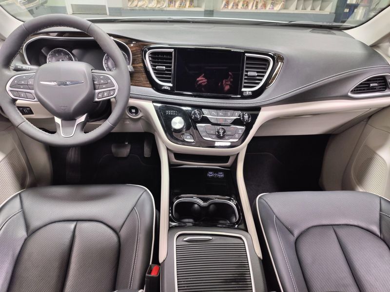 2024 Chrysler Pacifica Limited AWD w/Safety SphereImage 25
