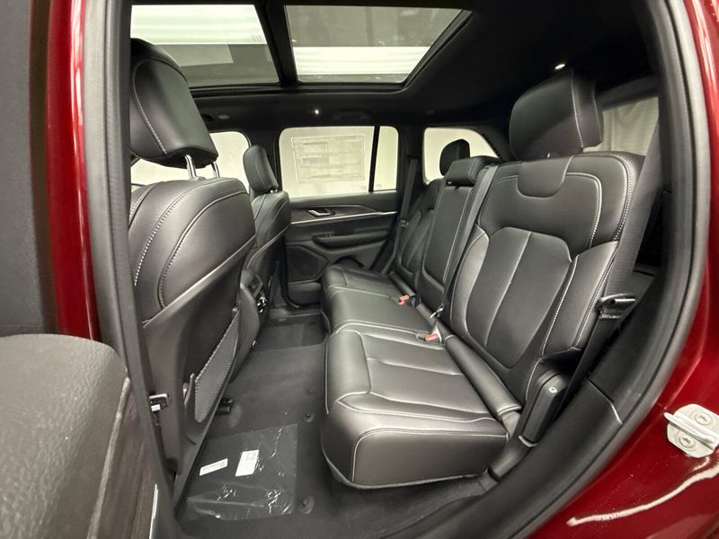 New 2025 Jeep Grand Cherokee Limited 4x4Image 17