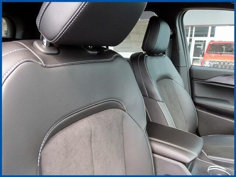New 2025 Jeep Grand Cherokee Image 9