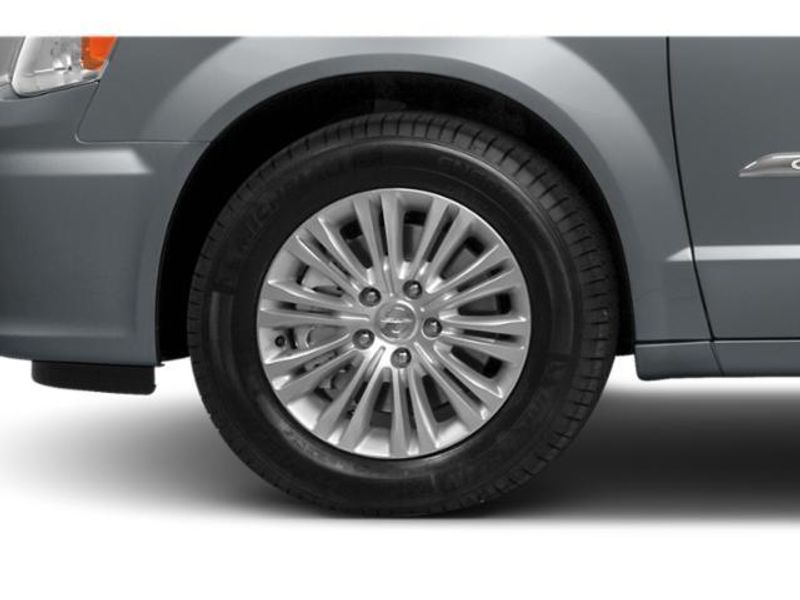 Used 2015 Chrysler Town & Country Image 10
