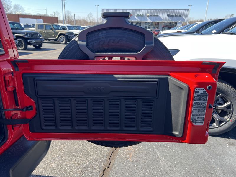 New 2026 Jeep Wrangler 4-door SaharaImage 19