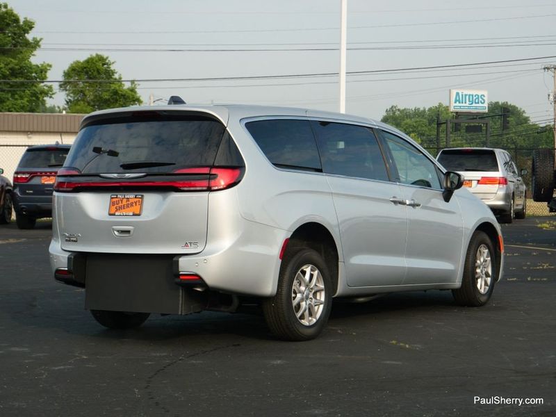 2023 Chrysler Pacifica TouringImage 6