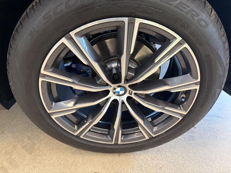 2025 BMW X5 xDrive40i M PACKAGE
