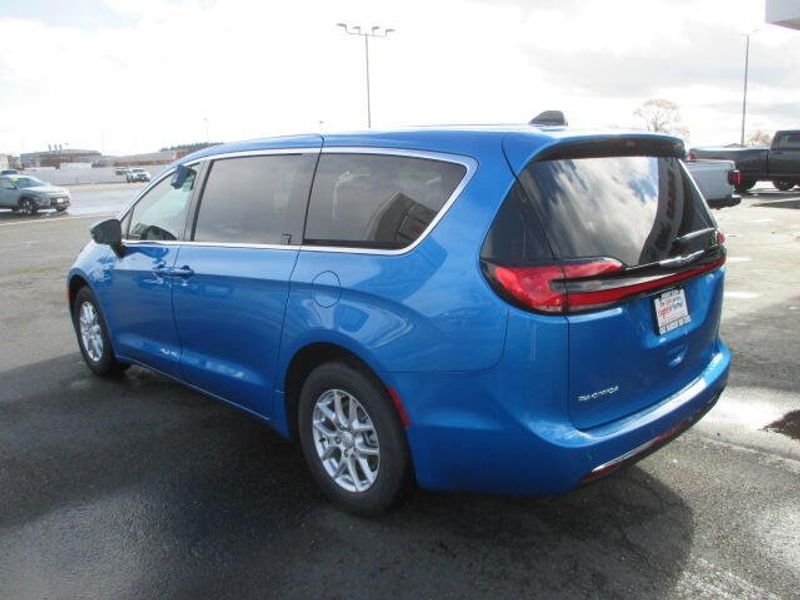 New 2026 Chrysler Pacifica SelectImage 12