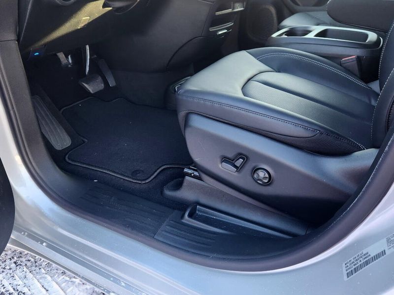 New 2026 Chrysler Pacifica Select