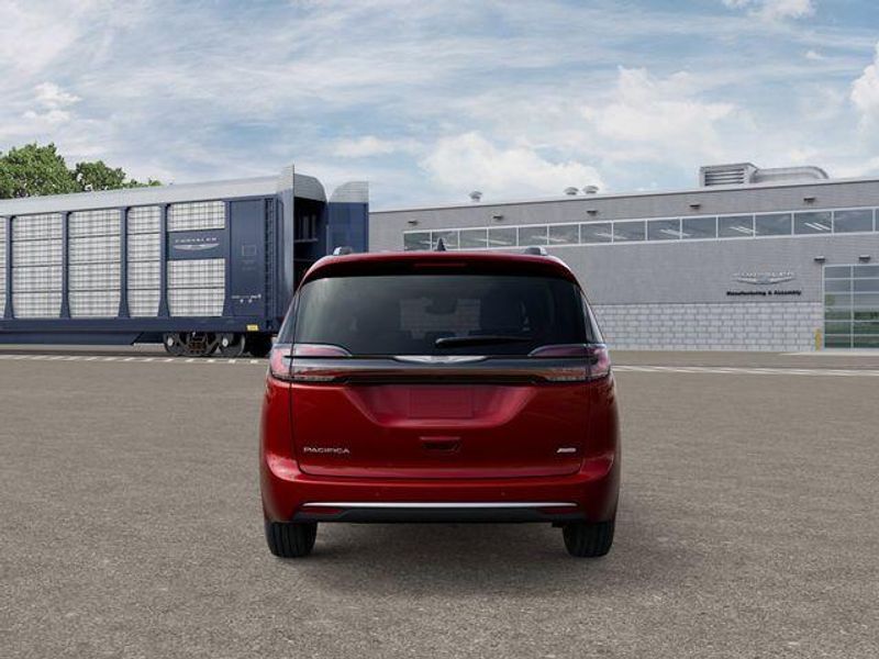 New 2026 Chrysler Pacifica Pinnacle AwdImage 7