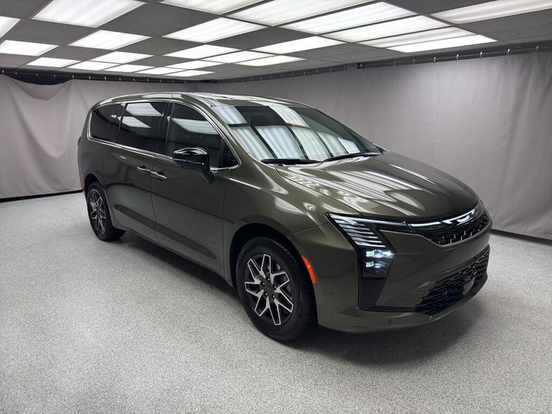 New 2027 Chrysler Pacifica Limited AwdImage 4