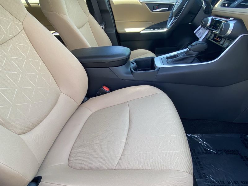 2025 Toyota RAV4 XLEImage 10