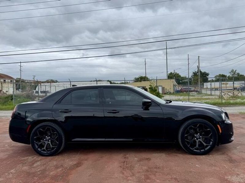 Used 2019 Chrysler 300 TouringImage 4