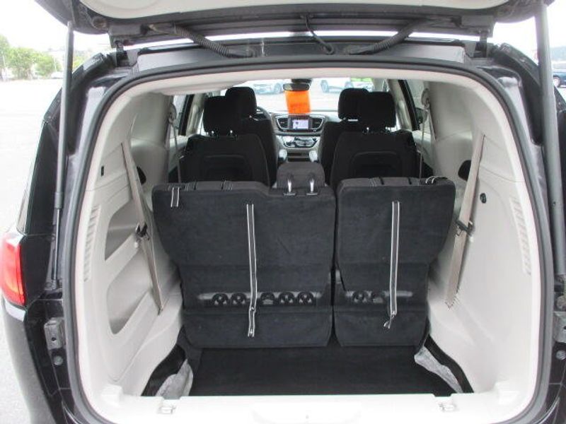 Used 2023 Chrysler Voyager LXImage 9