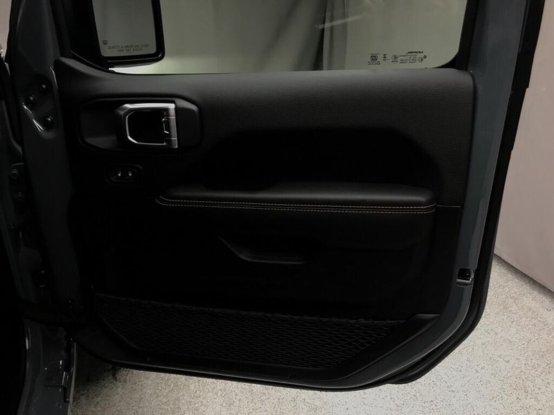 New 2026 Jeep Gladiator Sahara 4x4Image 15