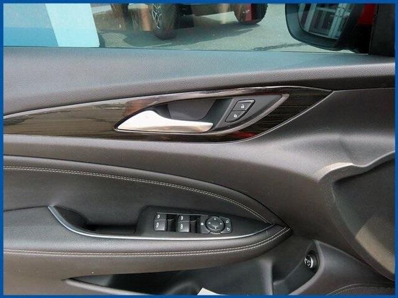 Used 2018 Buick Regal TourX EssenceImage 12