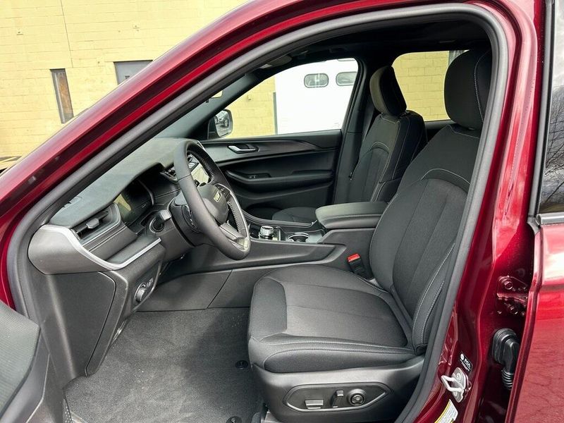 2025 Jeep Grand Cherokee Laredo X 4x4Image 12