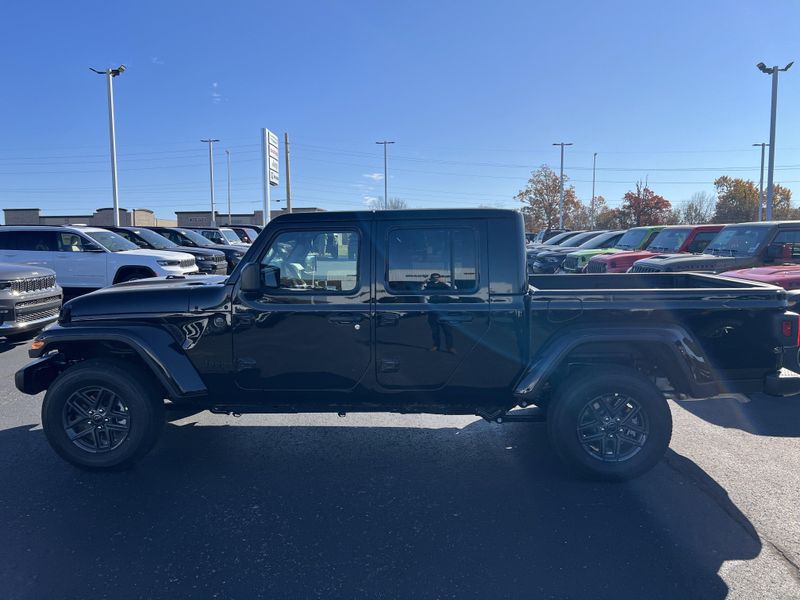 New 2026 Jeep Gladiator Sport S 4x4Image 11