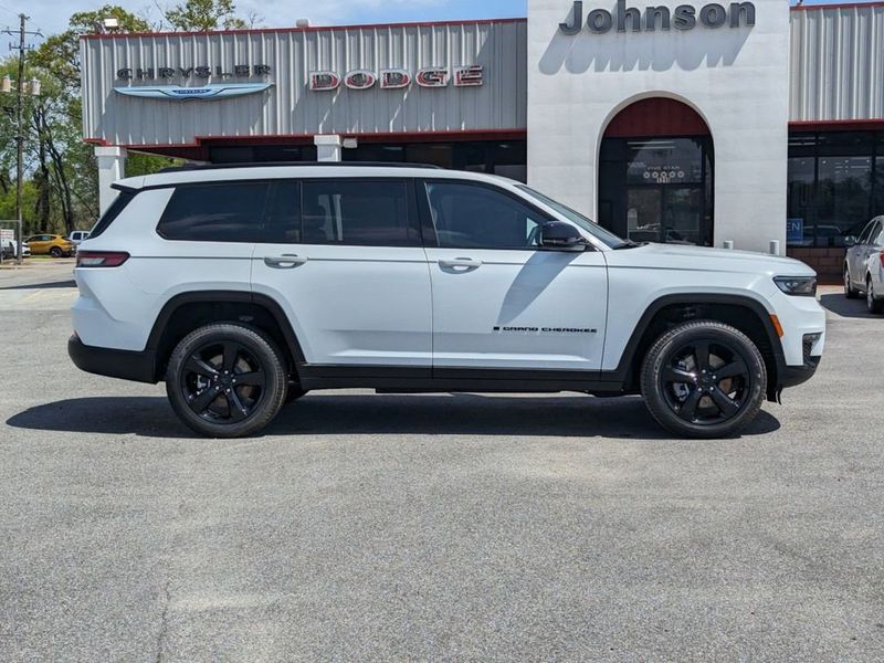 2024 Jeep Grand Cherokee L Limited 4x2Image 2