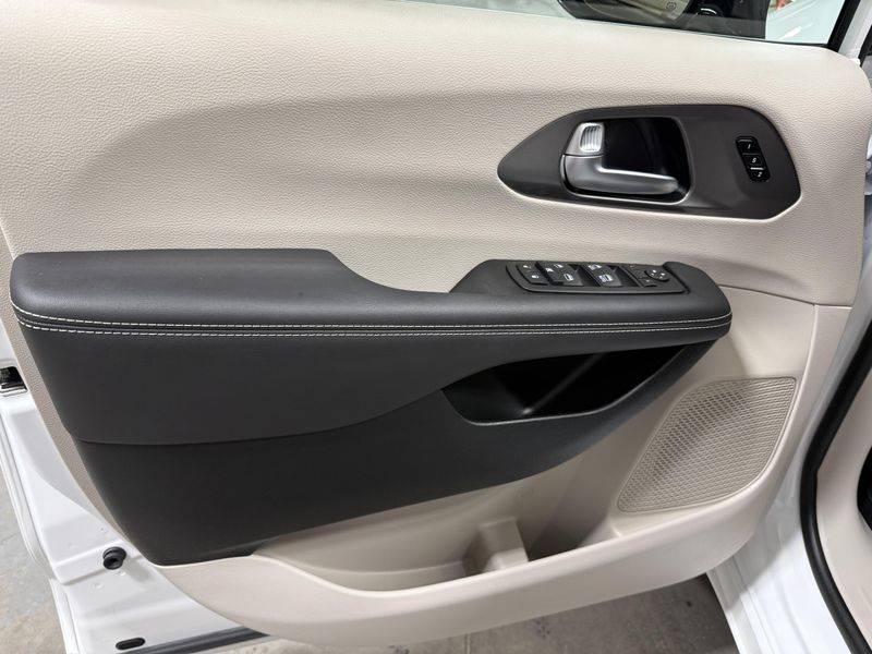 Used 2024 Chrysler Pacifica Touring LImage 17
