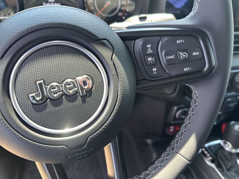 New 2025 Jeep Wrangler 4-door Rubicon XImage 24