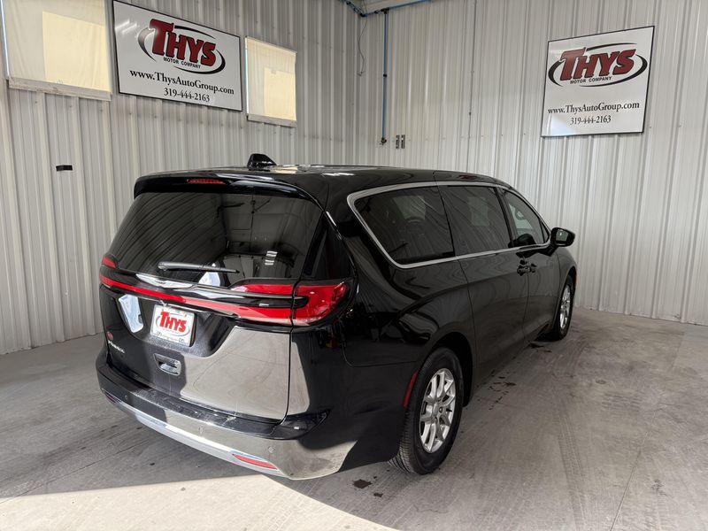 Used 2026 Chrysler Pacifica SelectImage 3