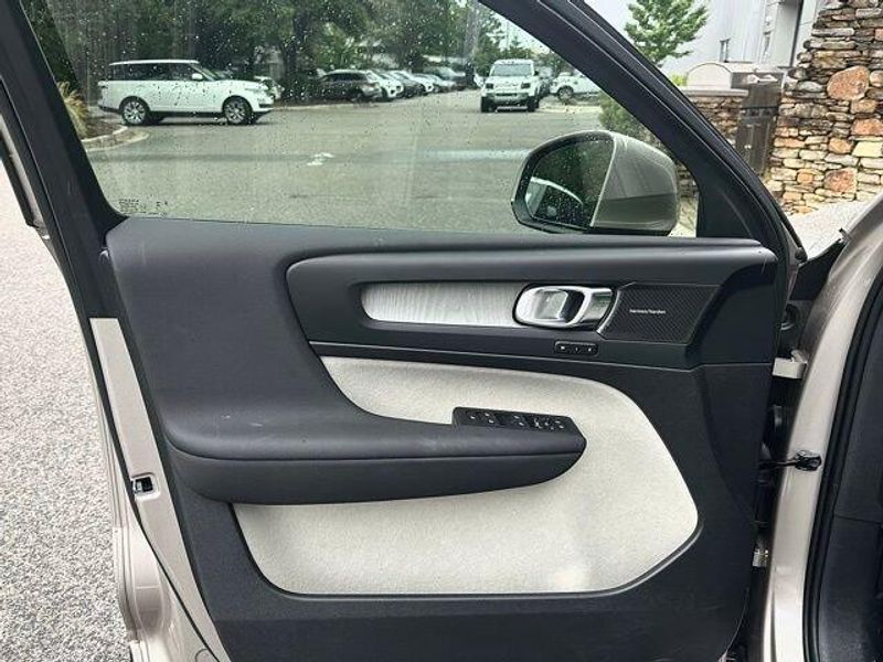 2024 Volvo XC40 Plus Bright Theme