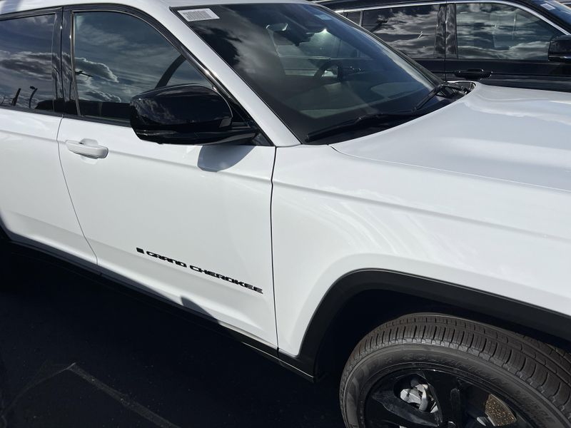 New 2025 Jeep Grand Cherokee L Limited 4x4Image 4