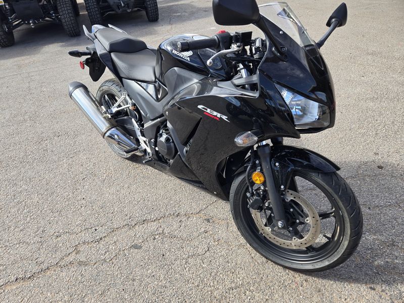 USED 2015 HONDA CBR 300R Image 1