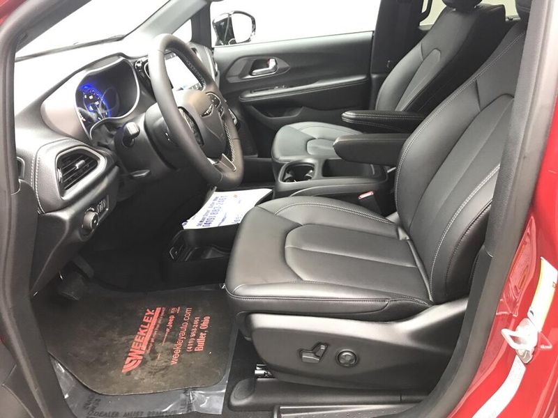 New 2026 Chrysler Pacifica SelectImage 4