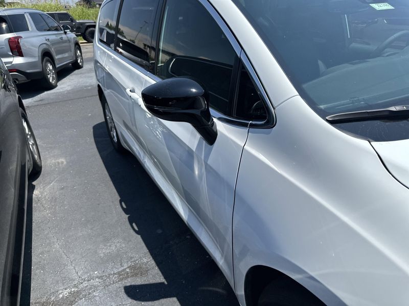 New 2025 Chrysler Pacifica SelectImage 4
