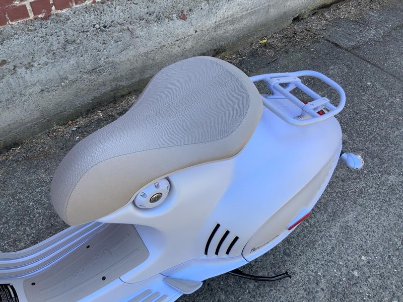 2025 Vespa 946 SNAKE 