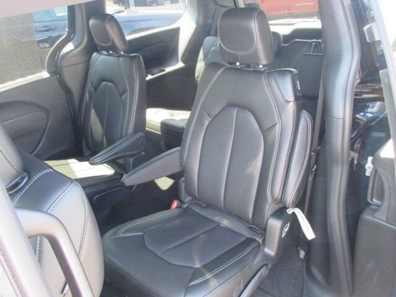 New 2025 Chrysler Pacifica SelectImage 21