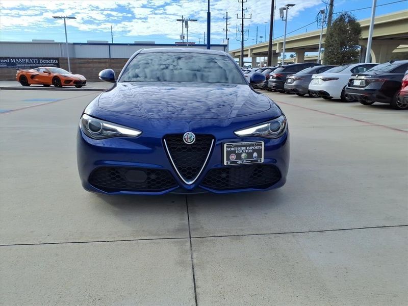 Used 2022 Alfa Romeo Giulia TiImage 2