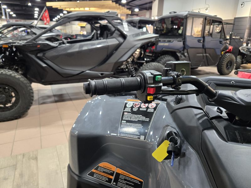 2025 Can-Am OUTLANDER 700 GRANITE GRAY Image 14